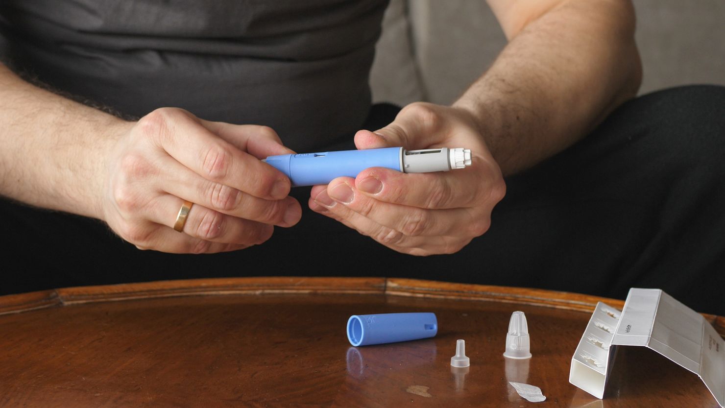 Man houdt Ozempic-pen vast boven een kaart – veilig en snel Ozempic bestellen voor gewichtsverlies en diabetes type 2 behandeling.