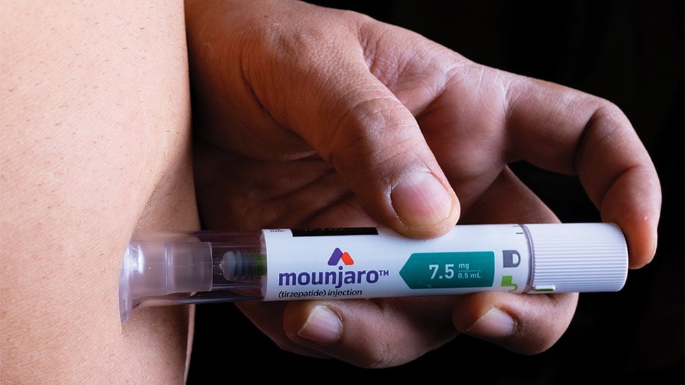 Persoon houdt Mounjaro-pen vast – effectief hulpmiddel voor gewichtsverlies en diabetes type 2 behandeling. Bestel Mounjaro snel en discreet online.
