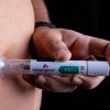 Man dient zichzelf Mounjaro 7,5 mg injectie toe met pen