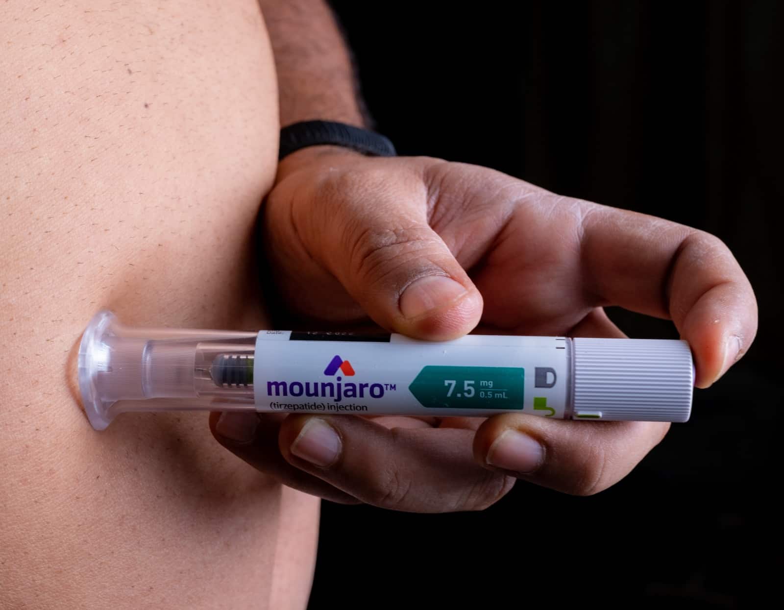 Man dient zichzelf Mounjaro 7,5 mg injectie toe met pen