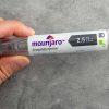 Hand houdt afslankpen vast voor gewichtsverlies zonder recept