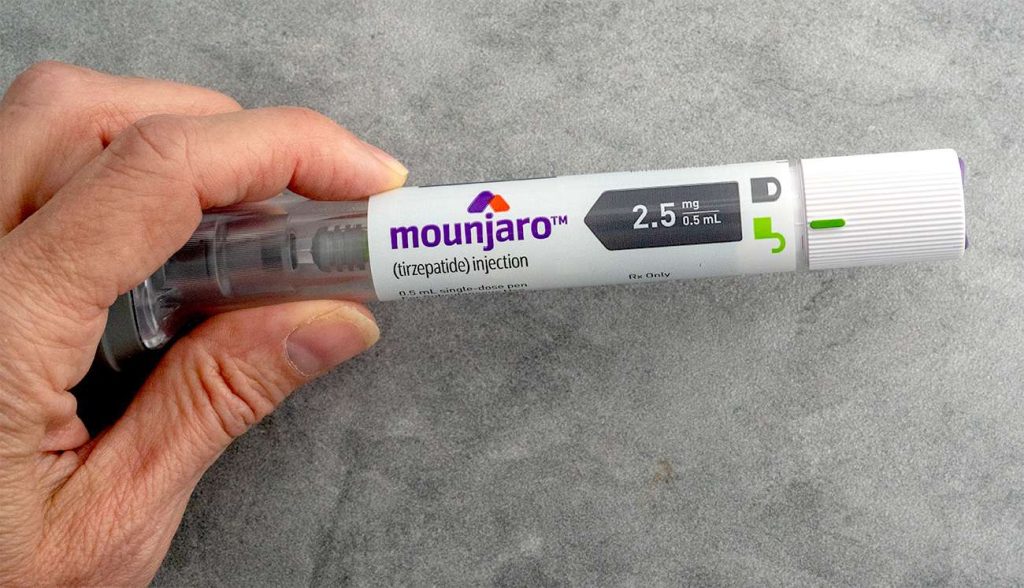 Hand houdt afslankpen vast voor gewichtsverlies zonder recept