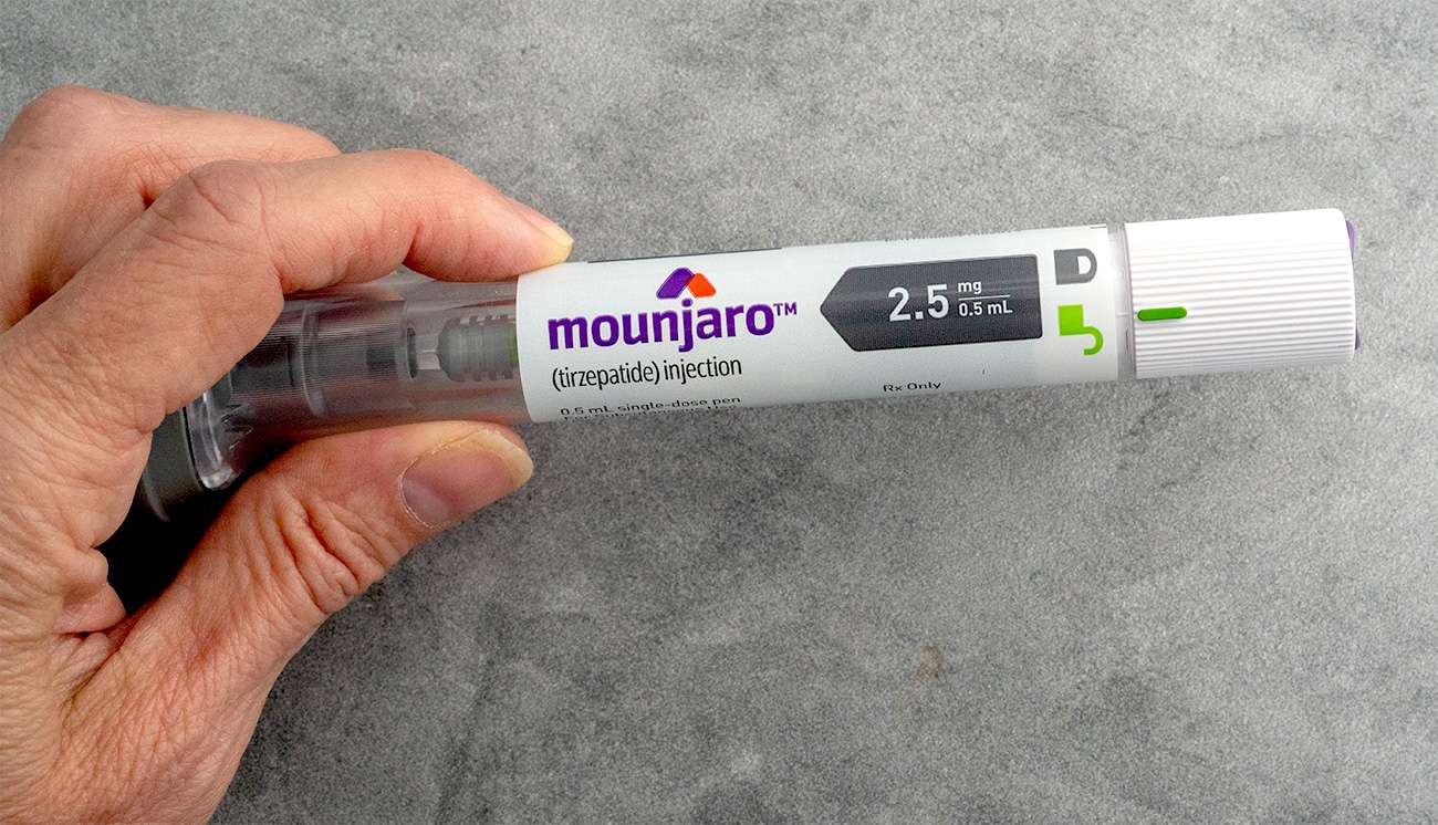 Hand houdt afslankpen vast voor gewichtsverlies zonder recept