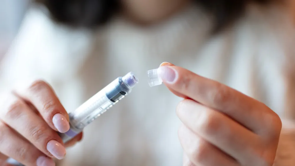 Persoon houdt Retatrutide-pen vast – revolutionaire behandeling voor afvallen en diabetes type 2. Bestel Retatrutide veilig online.