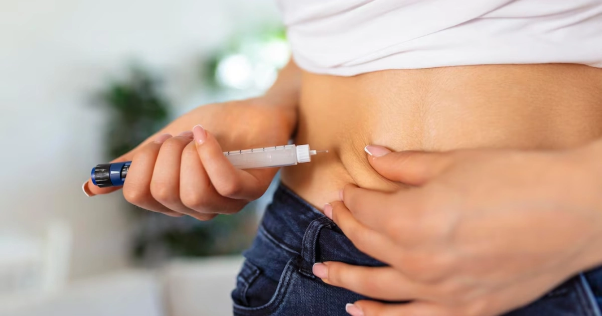 Vrouw injecteert retatrutide-pen in buik om af te slanken zonder doktersvoorschrift