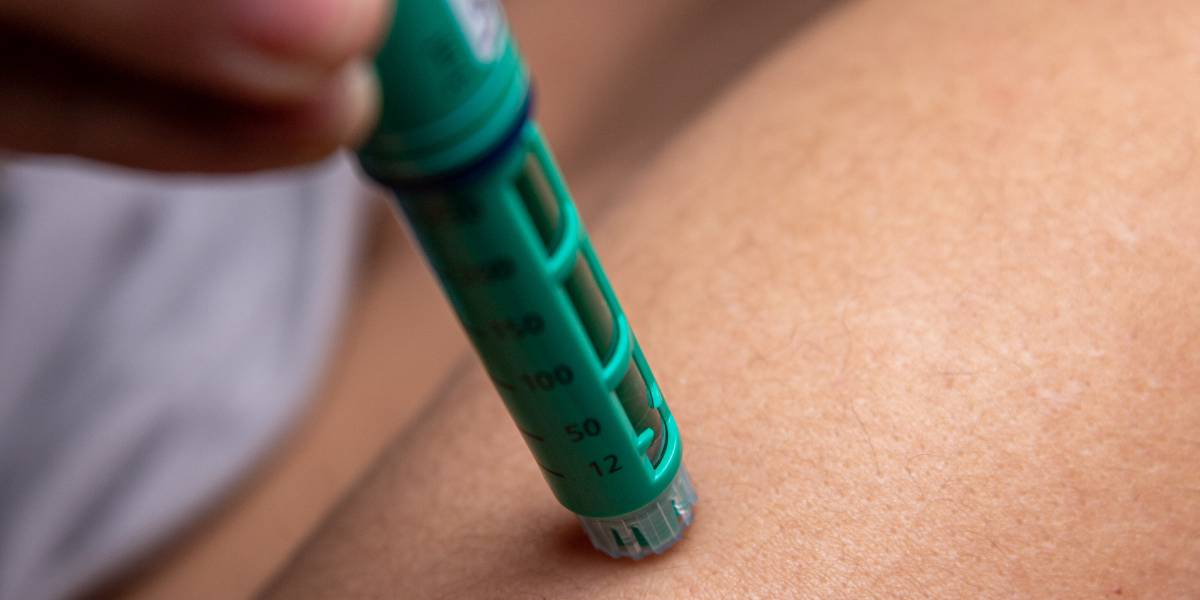 Persoon gebruikt retatrutide-afslankpen voor injectie in buik – zonder recept verkrijgbaar in Nederland