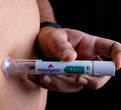 Man dient zichzelf Mounjaro 7,5 mg injectie toe met pen