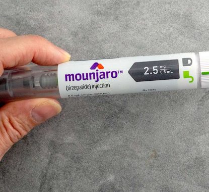 Hand houdt afslankpen vast voor gewichtsverlies zonder recept